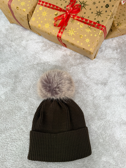 Czekoladowa czapka z futrzanym pomponem