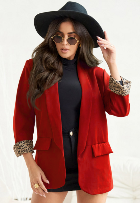 Czerwona marynarka we wzór panterki