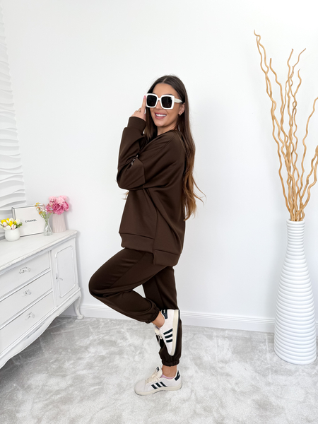Czekoladowy komplet dresowy z białą naszywką na rękawie