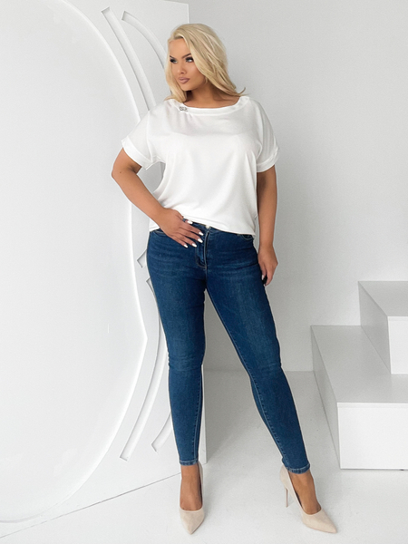 Śmietankowa biel bluzka z ozdobną broszką Fiorella