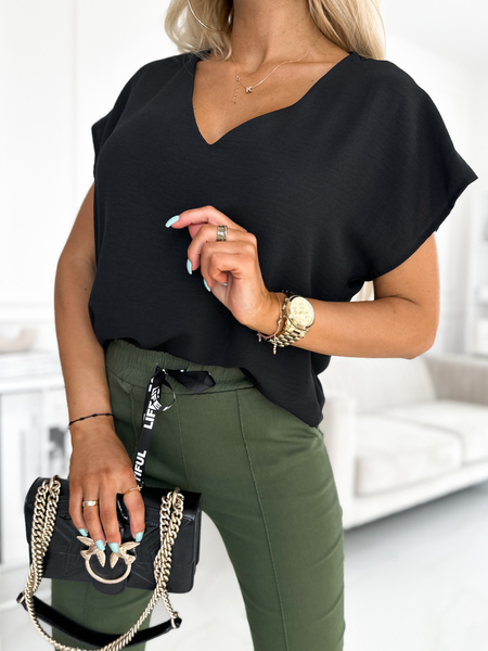 Czarna bluzka z koronką na plecach