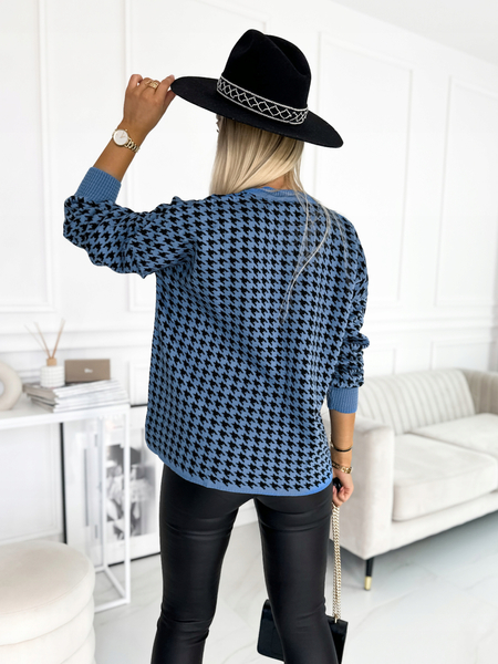 Niebieski sweter w pepitkę