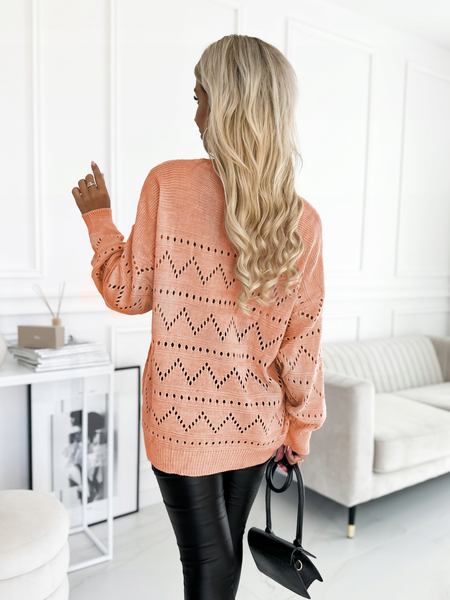 Brzoskwiniowy lekki ażurowy sweter