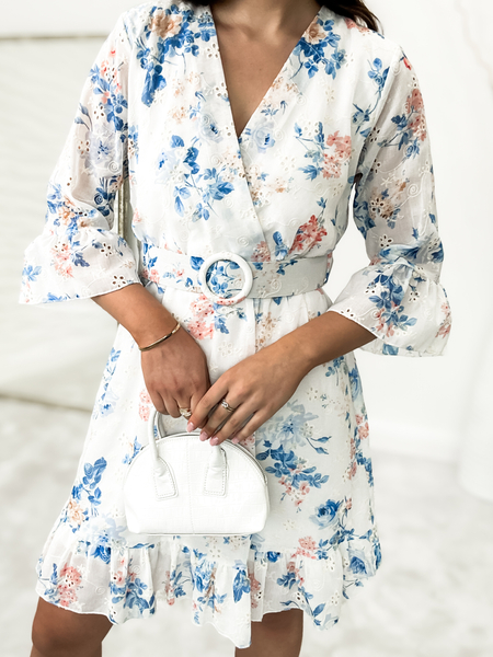 Biała ażurowa sukienka w niebieskie kwiaty