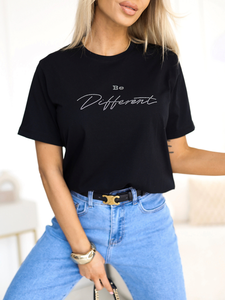Czarny t-shirt z napisem " Be different"