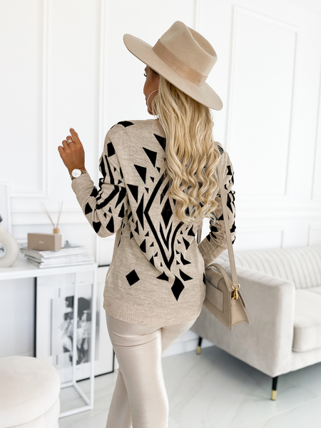 Beżowy sweter na guziki w geometryczne wzory