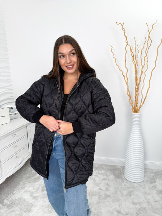 Czarna kurtka pikowana z kapturem