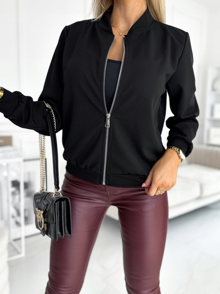 Czarna luźna bluza bomberka