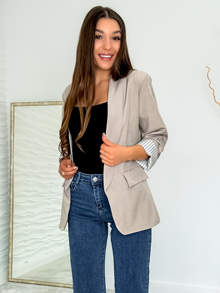 Beżowy żakiet z ozdobną podszewką