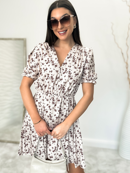 Beżowa sukienka z falbaną w brązowe kwiaty Cara