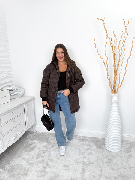 Czekoladowa kurtka pikowana z kapturem