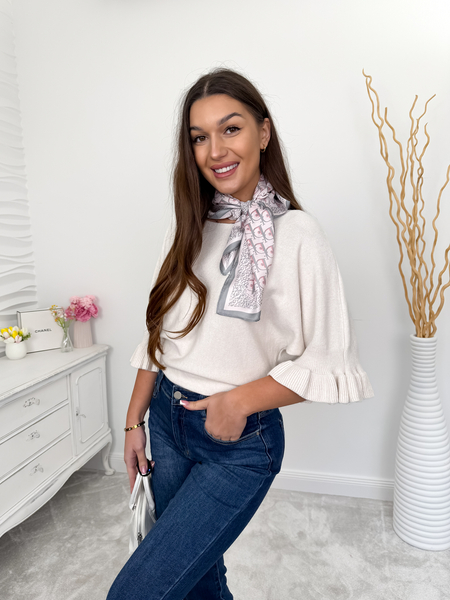 Beżowy sweter z falbaną na rękawie Evie