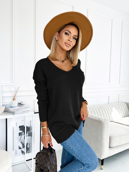 Czarny gładki sweter z dekoltem w serek