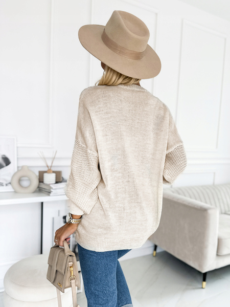Beżowy lekki sweter ze splotem