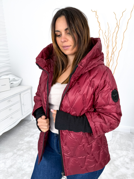 Bordowa pikowana kurtka ze ściągaczami na rękawach