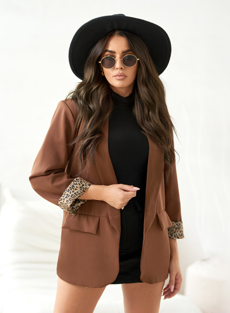 Brązowa marynarka we wzór panterki