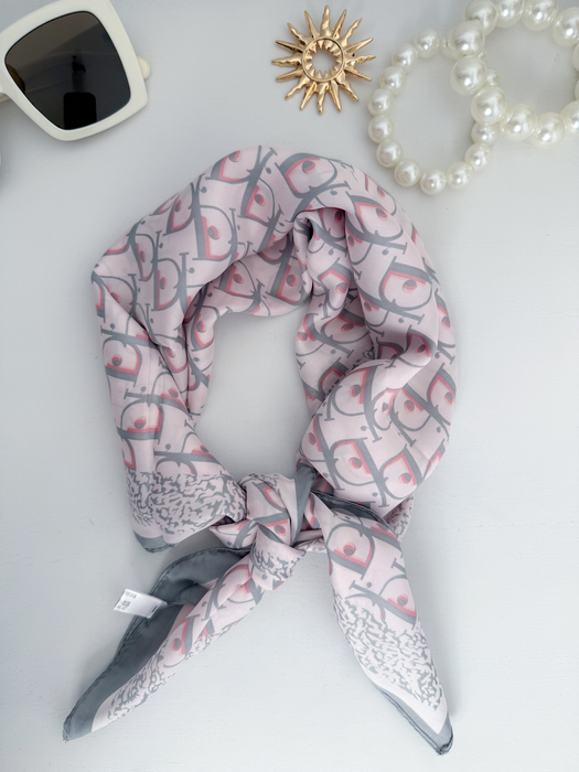 Różowo - szara apaszka wzór litery