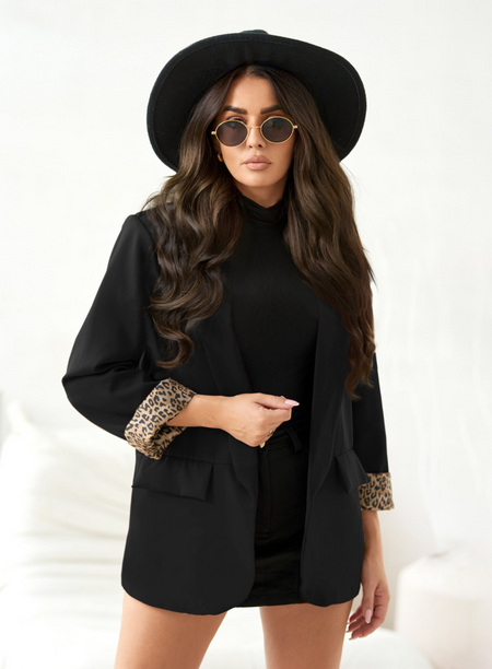 Czarna marynarka we wzór panterki
