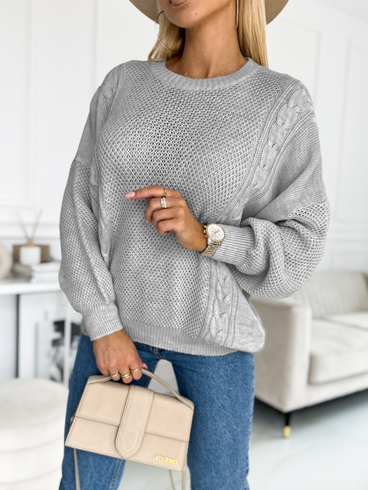 Szary lekki sweter ze splotem