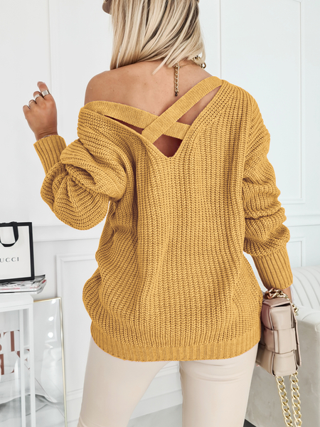 Musztardowy sweter z odkrytymi plecami
