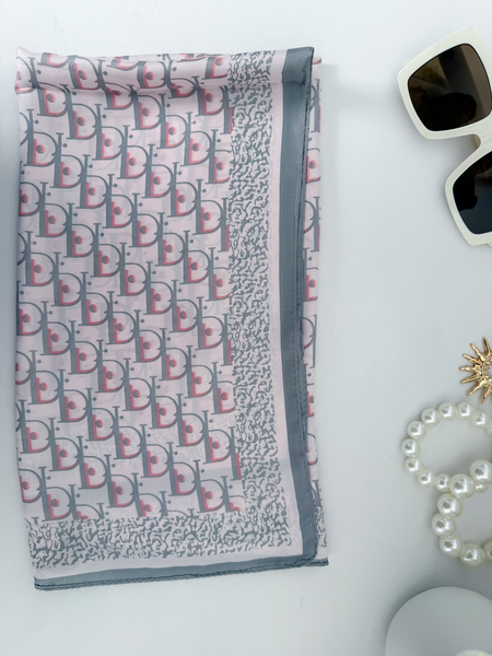 Różowo - szara apaszka wzór litery