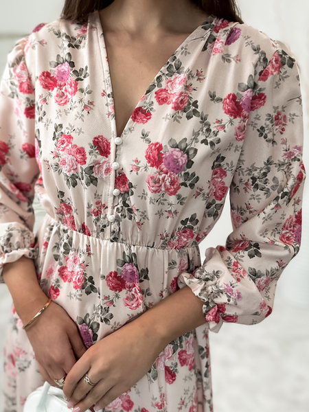 Beżowa sukienka z rozcięciem w kwiaty Lily