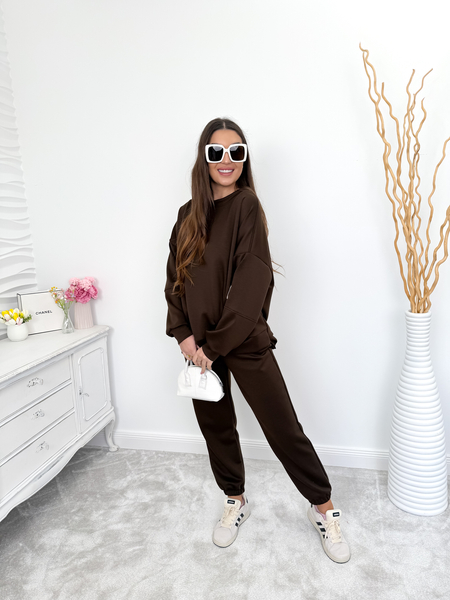 Czekoladowy komplet dresowy z białą naszywką na rękawie