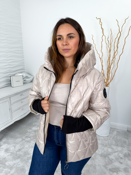 Beżowa pikowana kurtka ze ściągaczami na rękawach