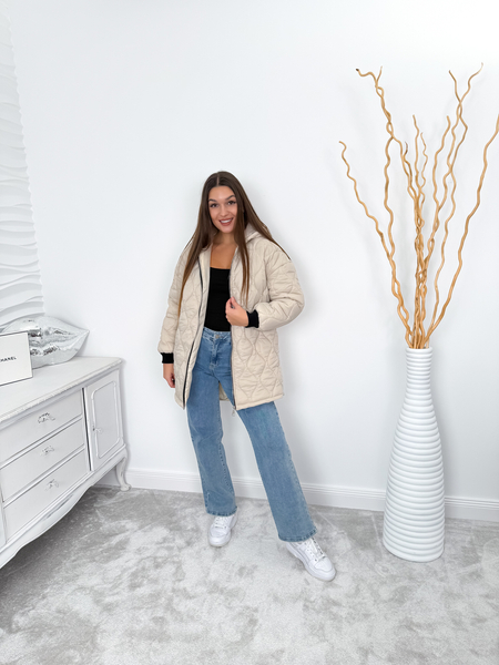 Śmietankowa kurtka pikowana z kapturem