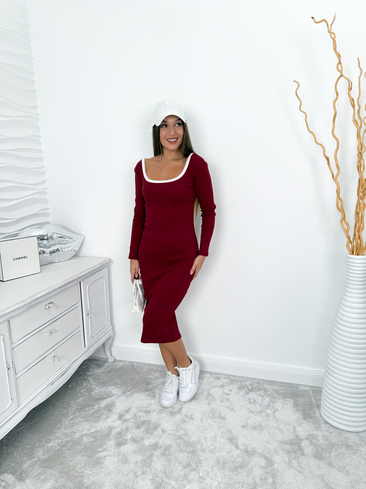 Bordowa sukienka prążkowana z białą wstawką