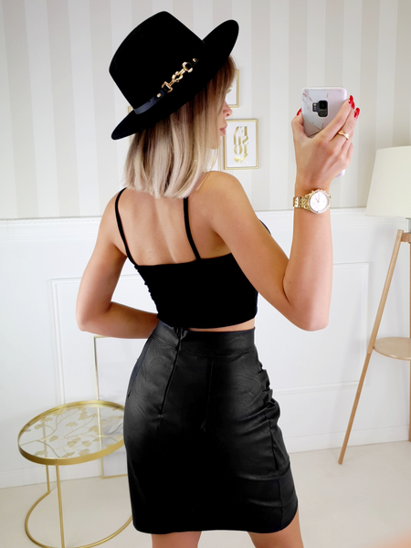 Czarna skórzana spódnica z marszczeniem