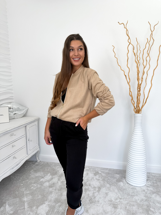 Beżowa zamszowa kurtka bomberka z ozdobnym zamkiem