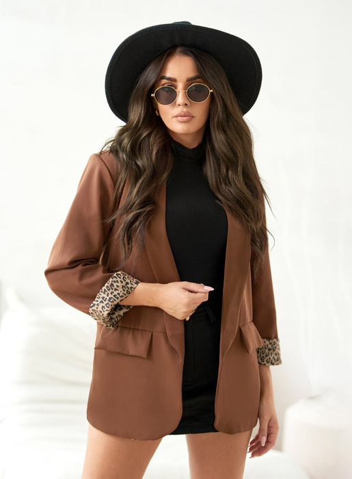 Brązowa marynarka we wzór panterki