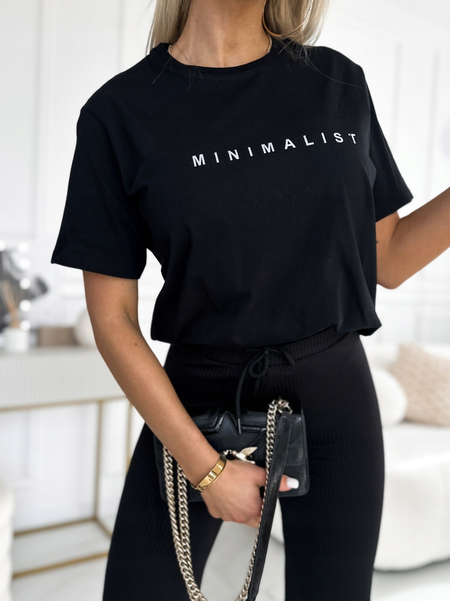 Czarna bluzka z napisem "MINIMALIST"