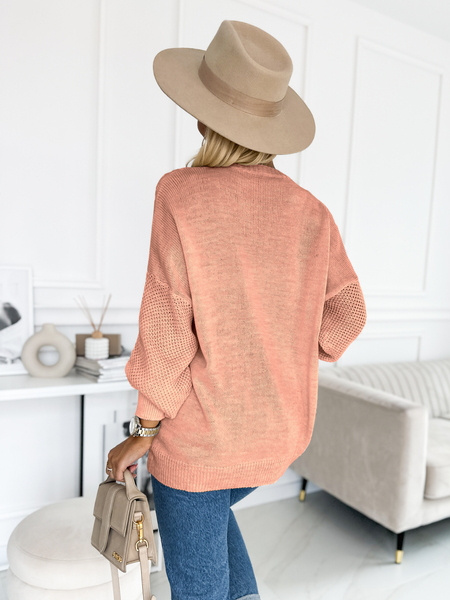 Brzoskwiniowy lekki sweter ze splotem