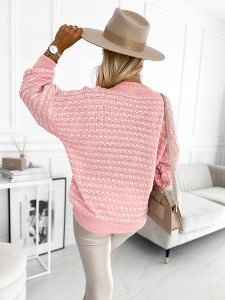 Jasnoróżowy sweter oversize we wzory