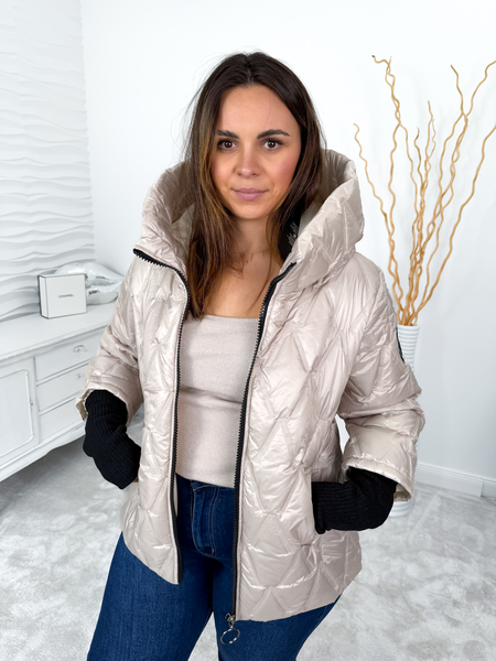 Beżowa pikowana kurtka ze ściągaczami na rękawach