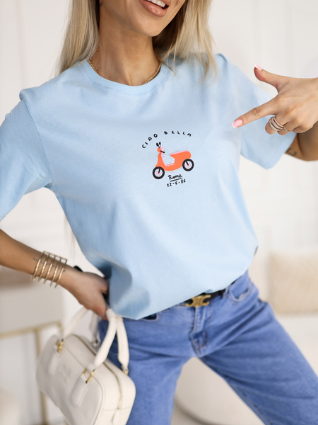Błękitny t-shirt z napisem "Ciao Bella"