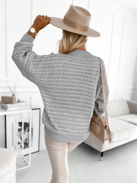 Szary sweter oversize we wzory