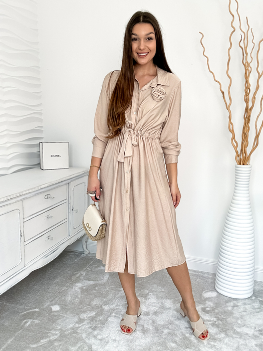 Beżowa sukienka z różą i wiązaniem w talii Matilde