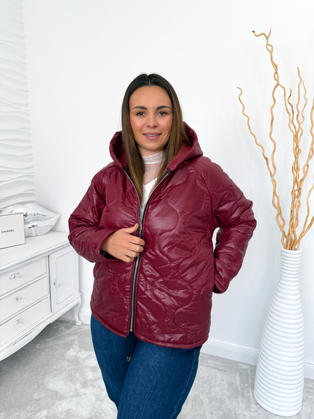 Bordowa pikowana kurtka z kapturem Signe