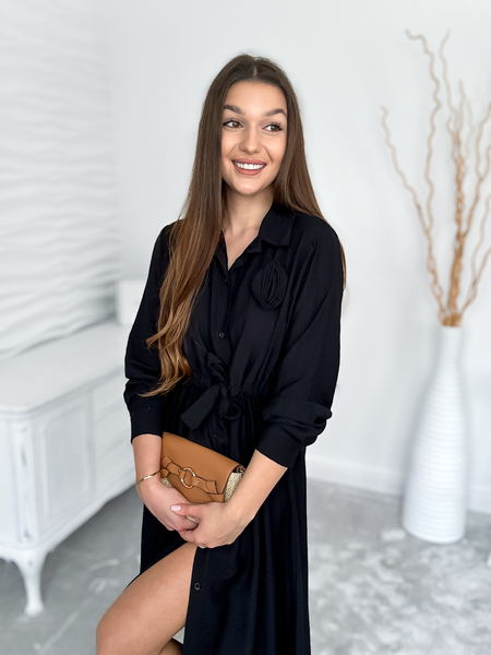 Czarna sukienka z różą i wiązaniem w talii Matilde