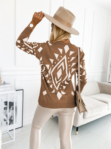 Brązowy sweter na guziki w geometryczne wzory