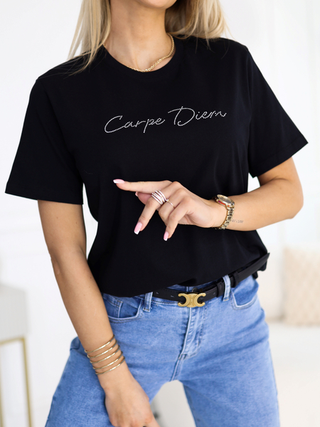 Czarny t-shirt z napisem "Carpe diem"