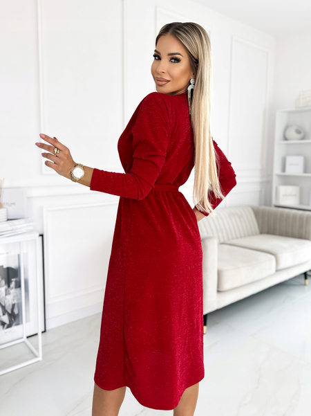 Czerwona elegancka sukienka z błyszczącą nitką