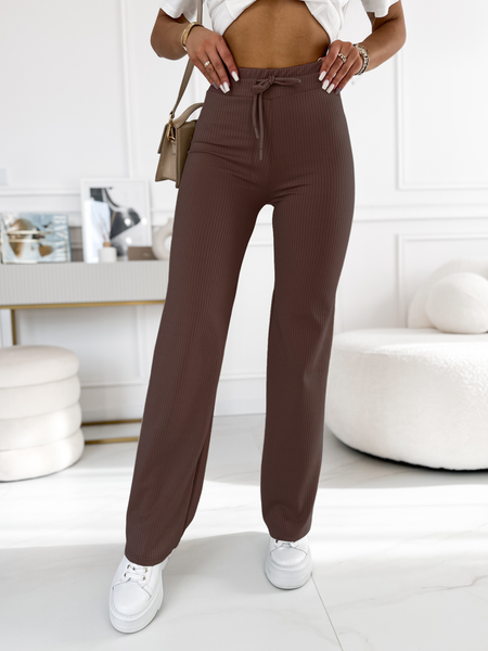Czekoladowe proste spodnie prążkowane
