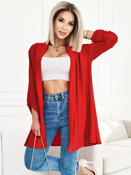 Czerwona narzutka z lejącego materiału