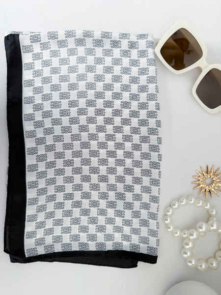 Biało - czarna apaszka z delikatnym wzorem