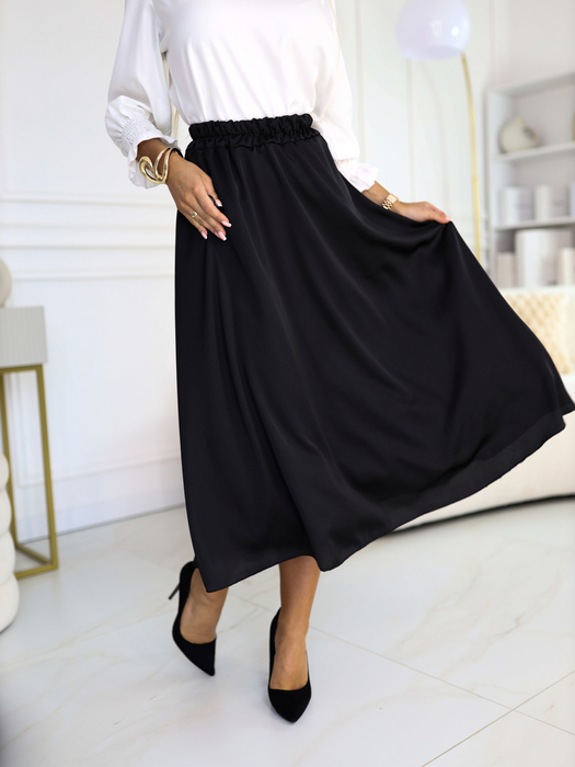 Czarna satynowa spódnica o długości midi