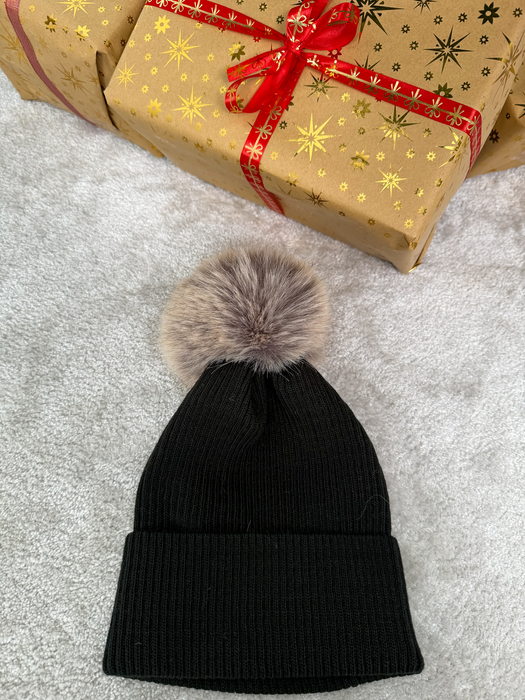 Czarna czapka z futrzanym pomponem